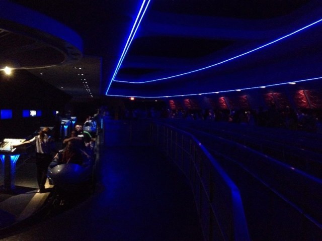 Esperando na fila, para sentarmos no carrinho